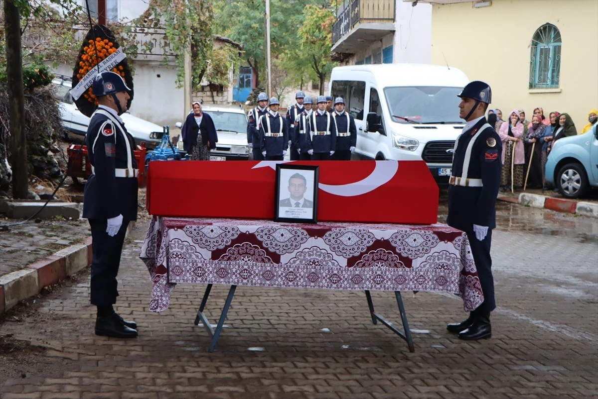 Ankara Şehir Hastanesinde tedavi gören Uzman Çavuş Hüseyin Erbay\'ın cenazesi Manisa\'da defnedildi
