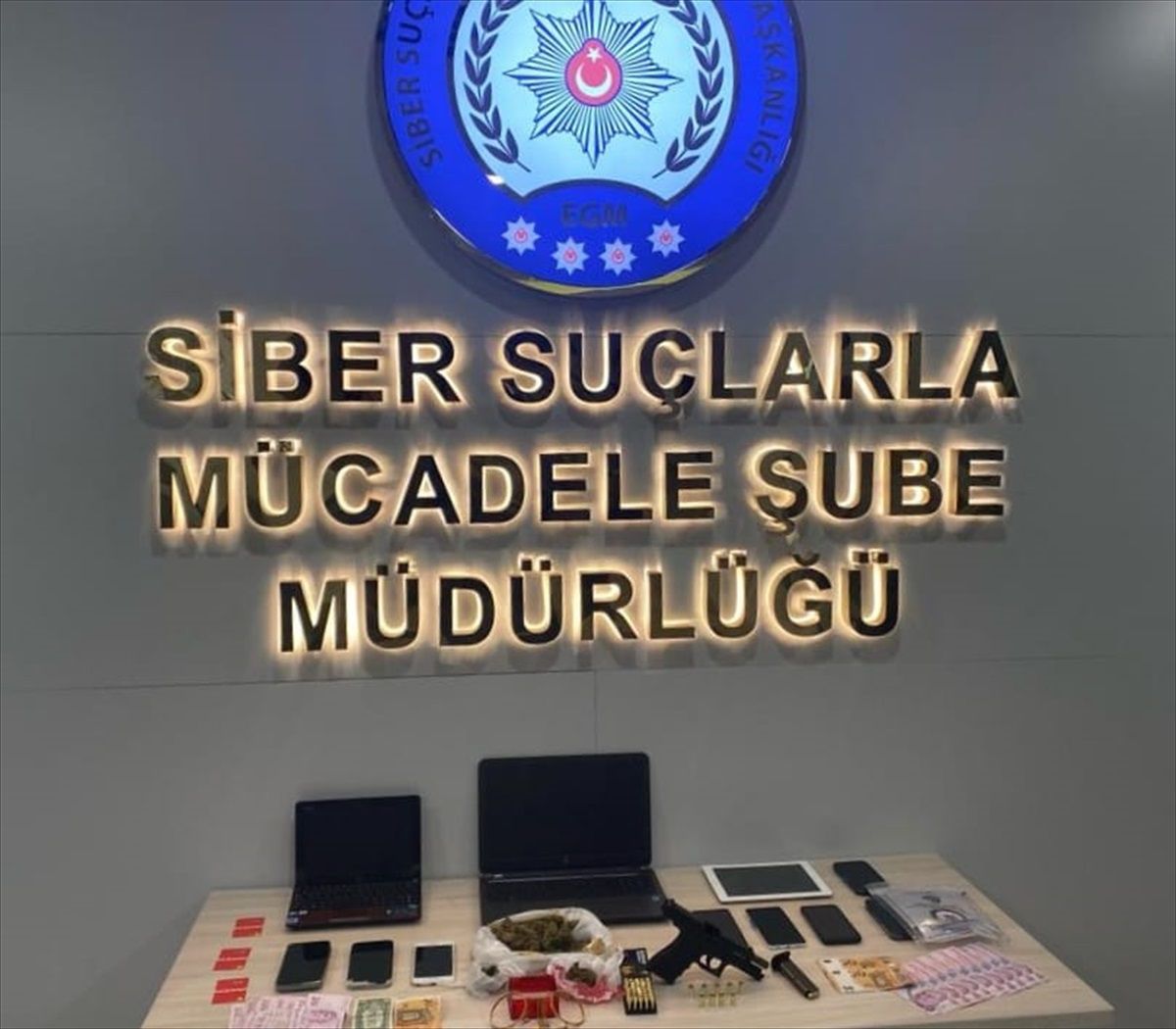 Antalya\'da İnternet Dolandırıcılığı Operasyonu: 8 Gözaltı