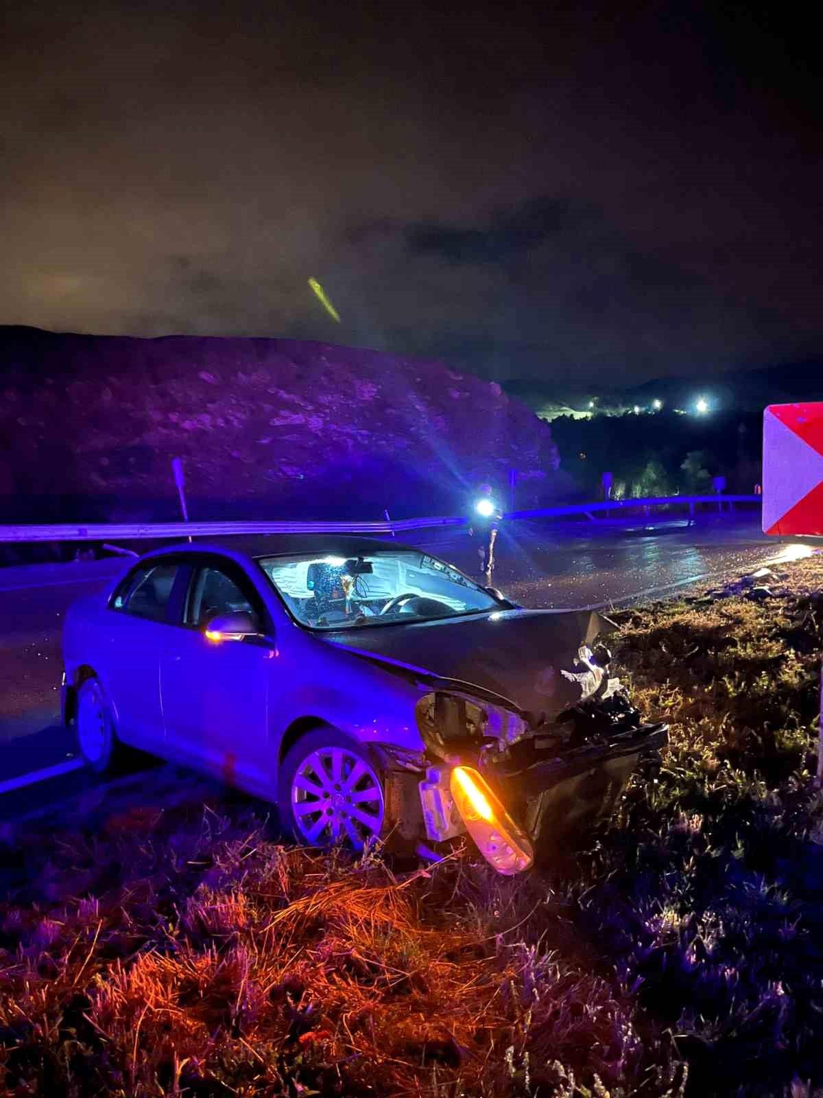 Afyonkarahisar\'da Kontrolden Çıkan Otomobilde 5 Kişi Yaralandı