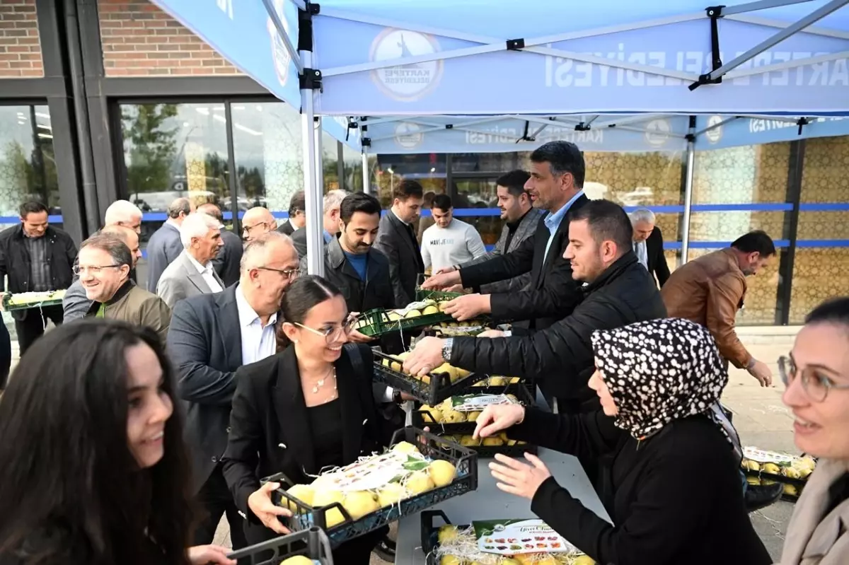 Kartepe Belediye Başkanı Meclis Üyelerine Eşme Ayvası Dağıttı