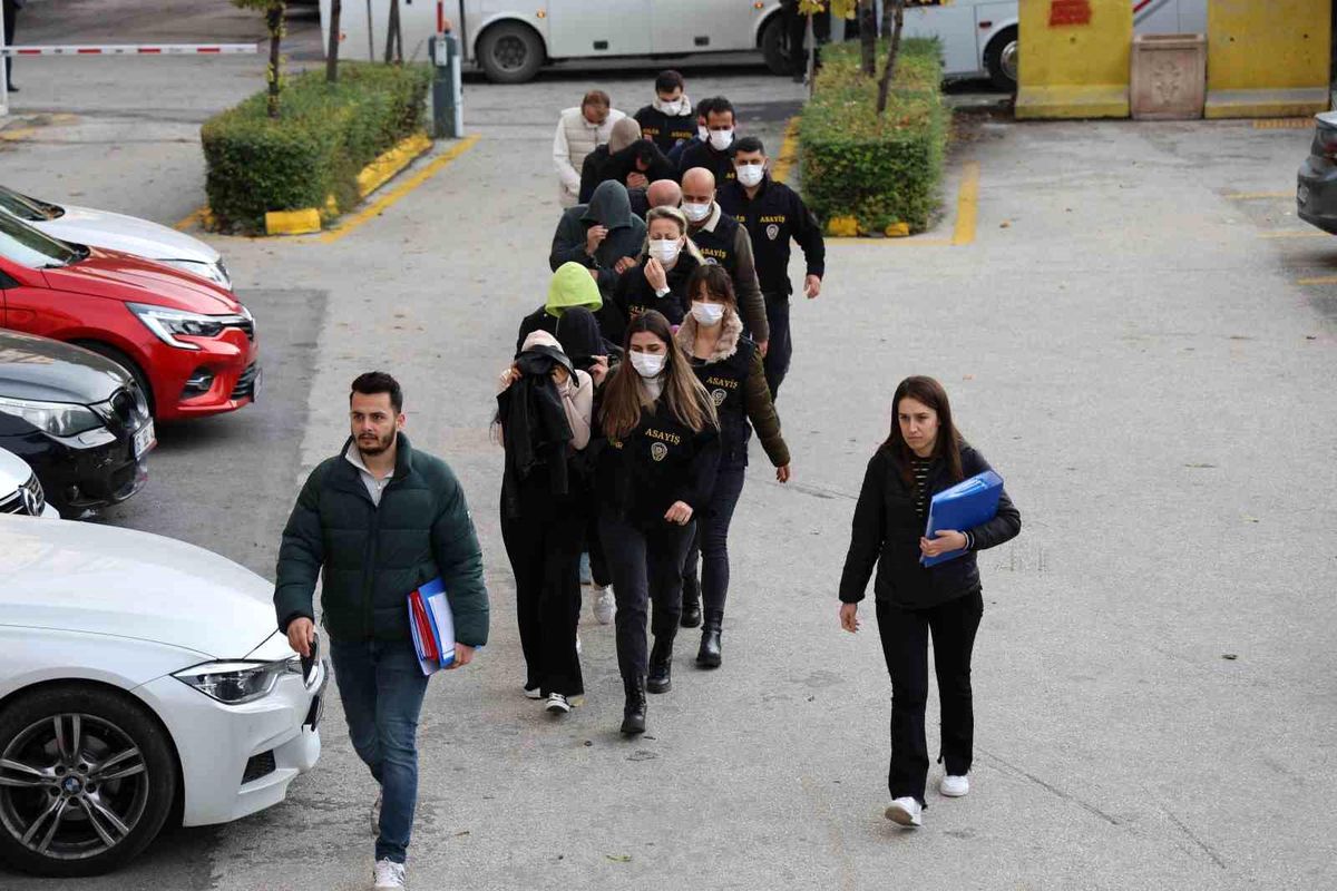 Eskişehir\'de Kredi Dolandırıcılığı Operasyonu: 8 Şüpheli Yakalandı