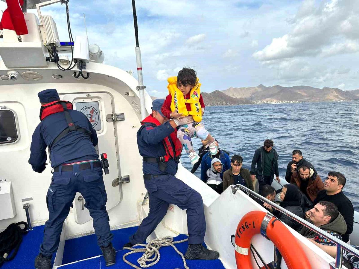 Muğla\'da düzensiz göçmen operasyonu: 29 kurtarıldı, 35\'i yakalandı
