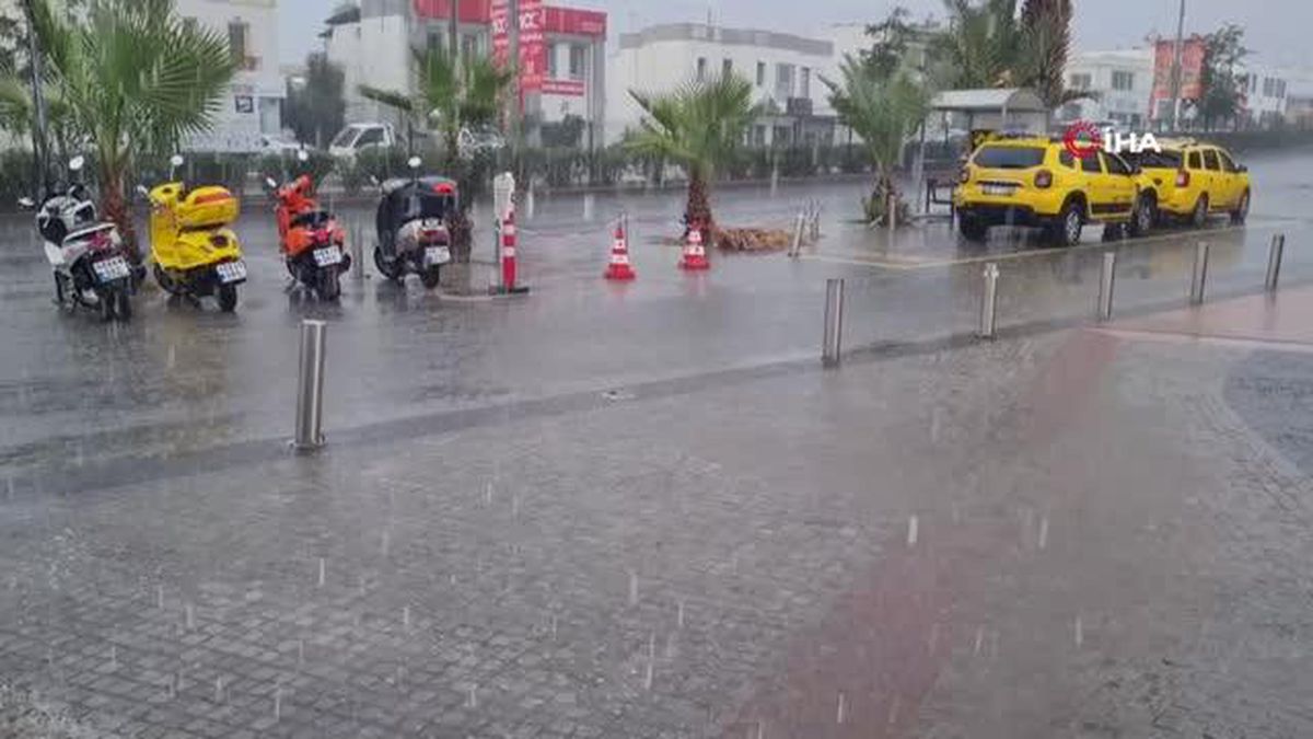 Bodrum\'da sağanak yağış etkili oldu, yollar göle döndü