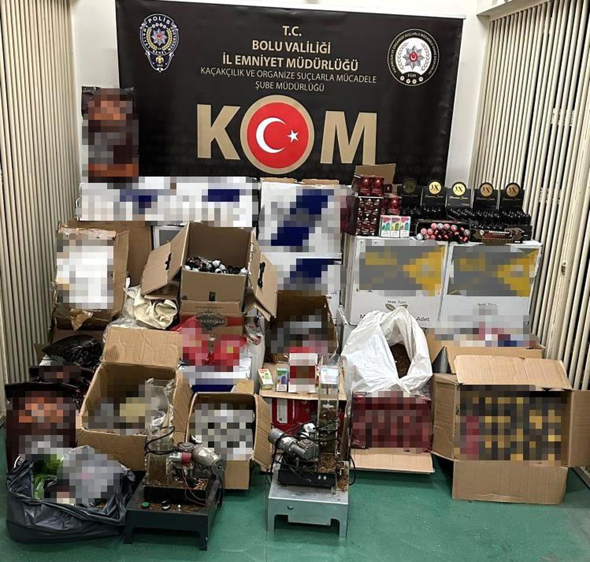Bolu\'da yapılan operasyonda 1 milyon 300 bin lira değerinde kaçak ürün ele geçirildi