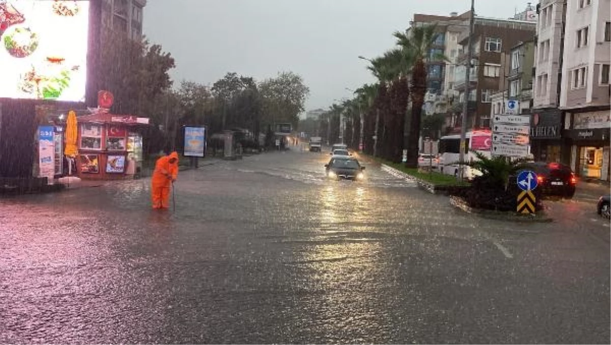 Çanakkale\'de Sağanak Yağış Sonrası Cadde ve Sokaklar Suyla Doldu