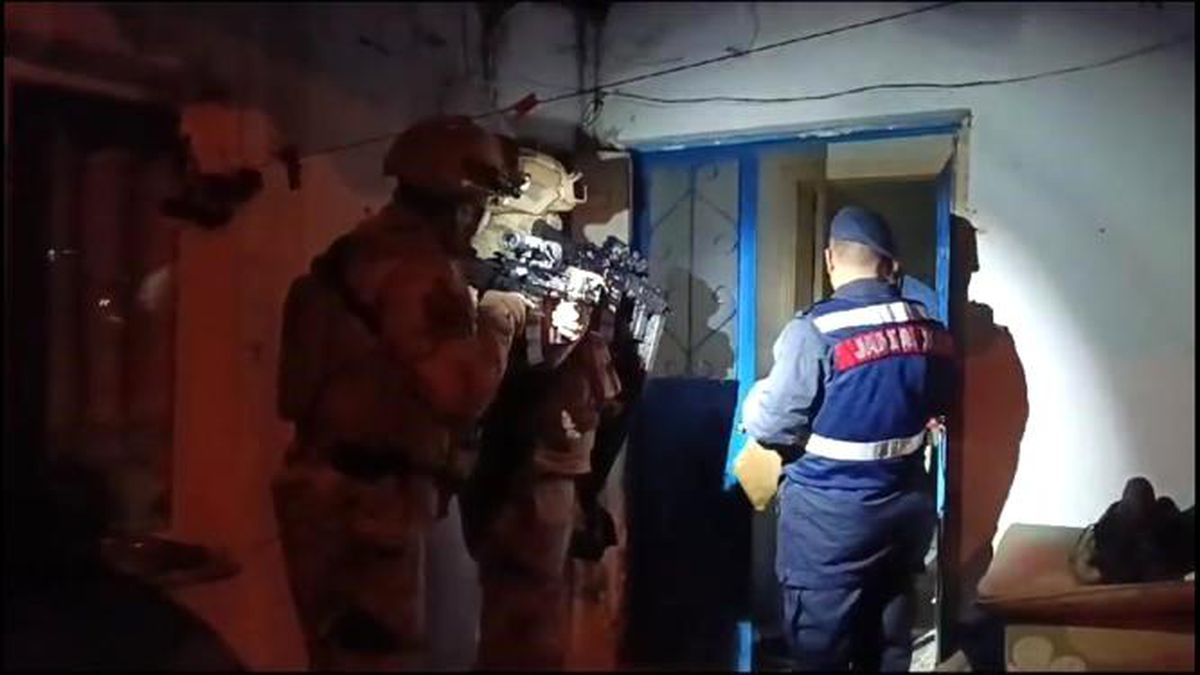 Çanakkale\'de 526 düzensiz göçmen yakalandı, 53 şüpheli tutuklandı