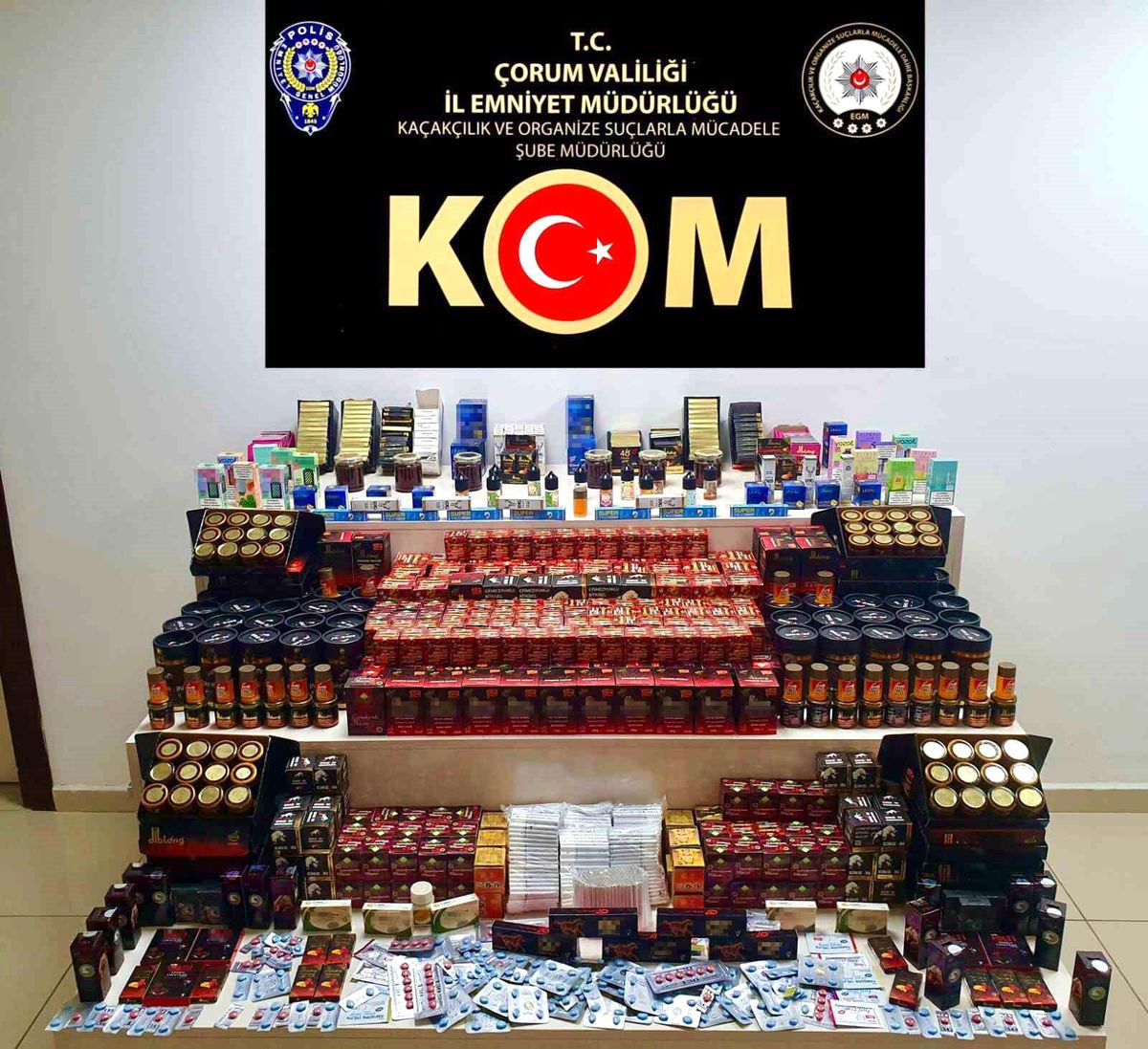 Çorum\'da Kaçakçılık Operasyonunda Çok Sayıda Kaçak İçki ve Silah Ele Geçirildi