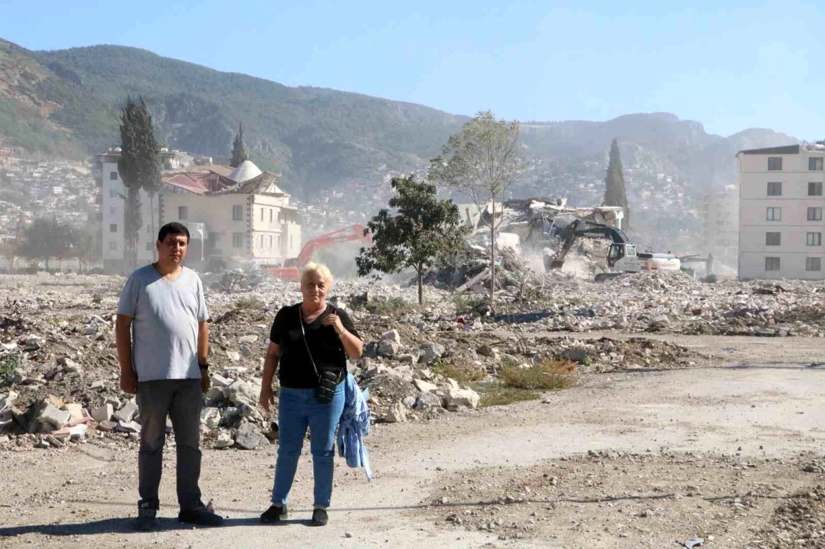 Deprem Bölgesinde Kayıp Yakınlarını Bekleyen Vatandaşlar Umutla Haber Bekliyor
