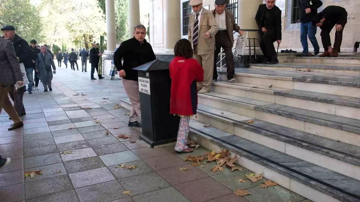 Eskişehir\'de çocukların dilendirilmesi yasağına rağmen bazı çocuklar dilenmeye devam ediyor