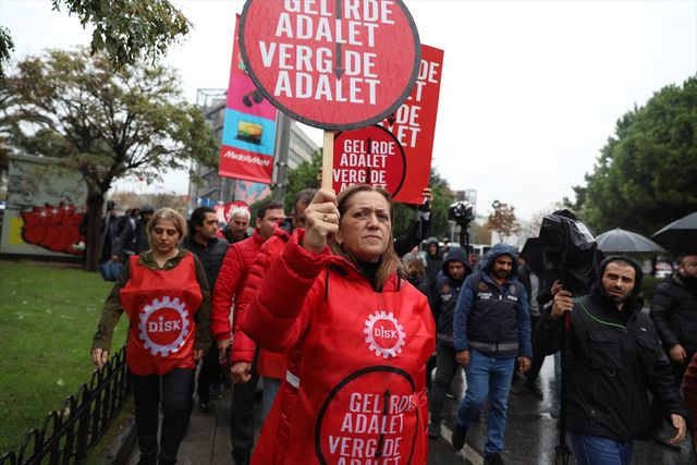 DİSK, gelir ve vergi adaletsizliği nedeniyle İstanbul'dan Ankara'ya yürüyüş başlattı DİSK, gelir ve vergi adaletsizliği nedeniyle İstanbul'dan Ankara'ya yürüyüş başlattı