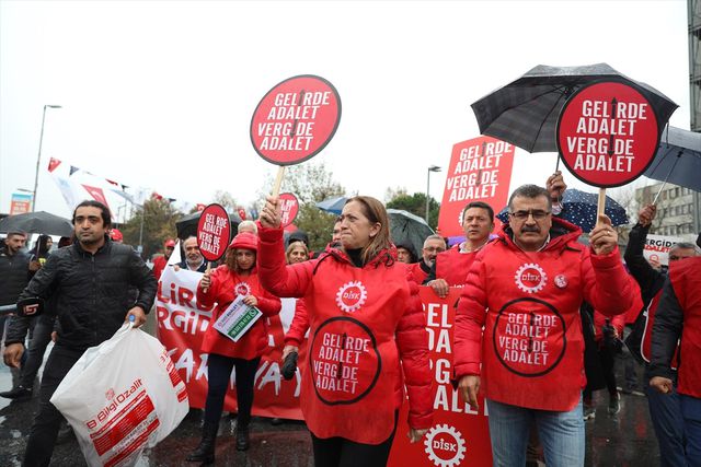 DİSK, gelir ve vergi adaletsizliği nedeniyle İstanbul'dan Ankara'ya yürüyüş başlattı DİSK, gelir ve vergi adaletsizliği nedeniyle İstanbul'dan Ankara'ya yürüyüş başlattı