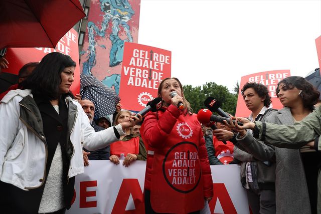 DİSK, gelir ve vergi adaletsizliği nedeniyle İstanbul'dan Ankara'ya yürüyüş başlattı DİSK, gelir ve vergi adaletsizliği nedeniyle İstanbul'dan Ankara'ya yürüyüş başlattı