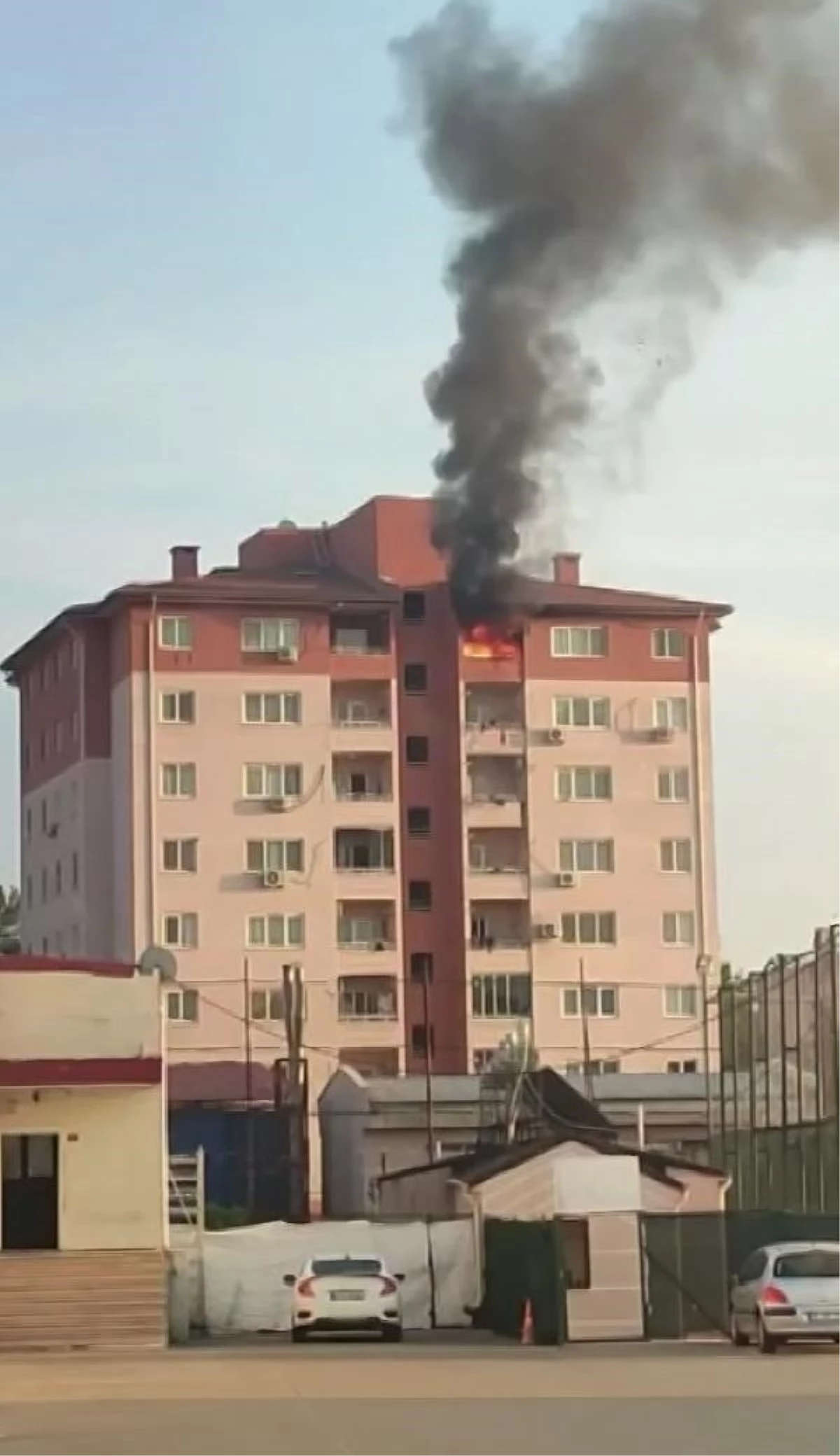 Diyarbakır\'da 8. Ana Jet Üssü Komutanlığı\'ndaki Lojmanda Yangın Çıktı
