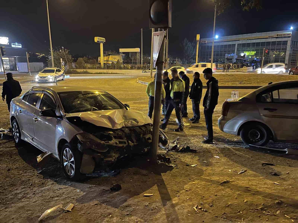 Diyarbakır\'da Kırmızı Işık İhlali Yapan Otomobil Kaza Yaptı: 5 Yaralı