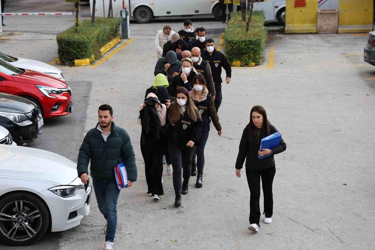 Eskişehir\'de dolandırıcılara operasyon: 3 kişi tutuklandı