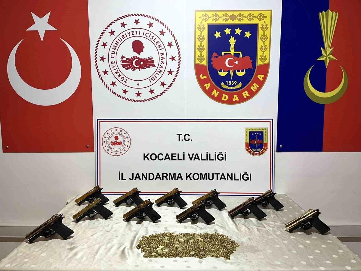 Kocaeli\'de Jandarma Operasyonunda 11 Tabanca ve 408 Fişek Ele Geçirildi