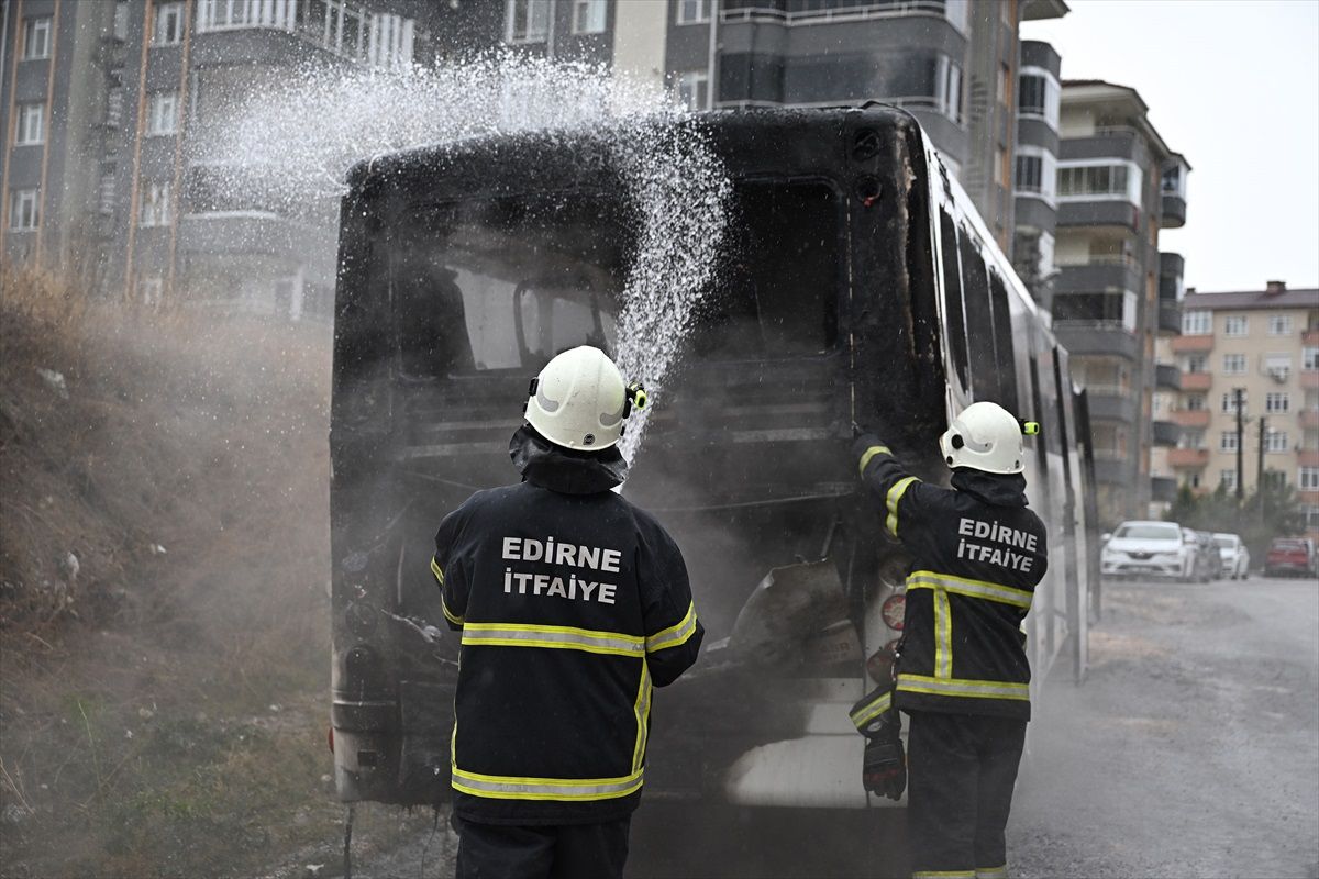 Edirne\'de park halindeki servis otobüsünde çıkan yangın söndürüldü