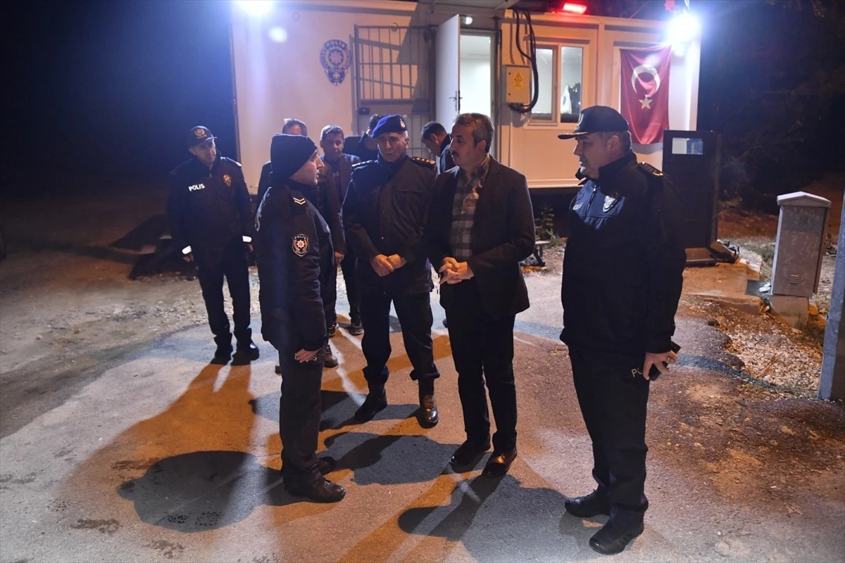 Edirne Valisi Yunus Sezer, görev başındaki polis, jandarma ve itfaiye ekiplerini ziyaret etti