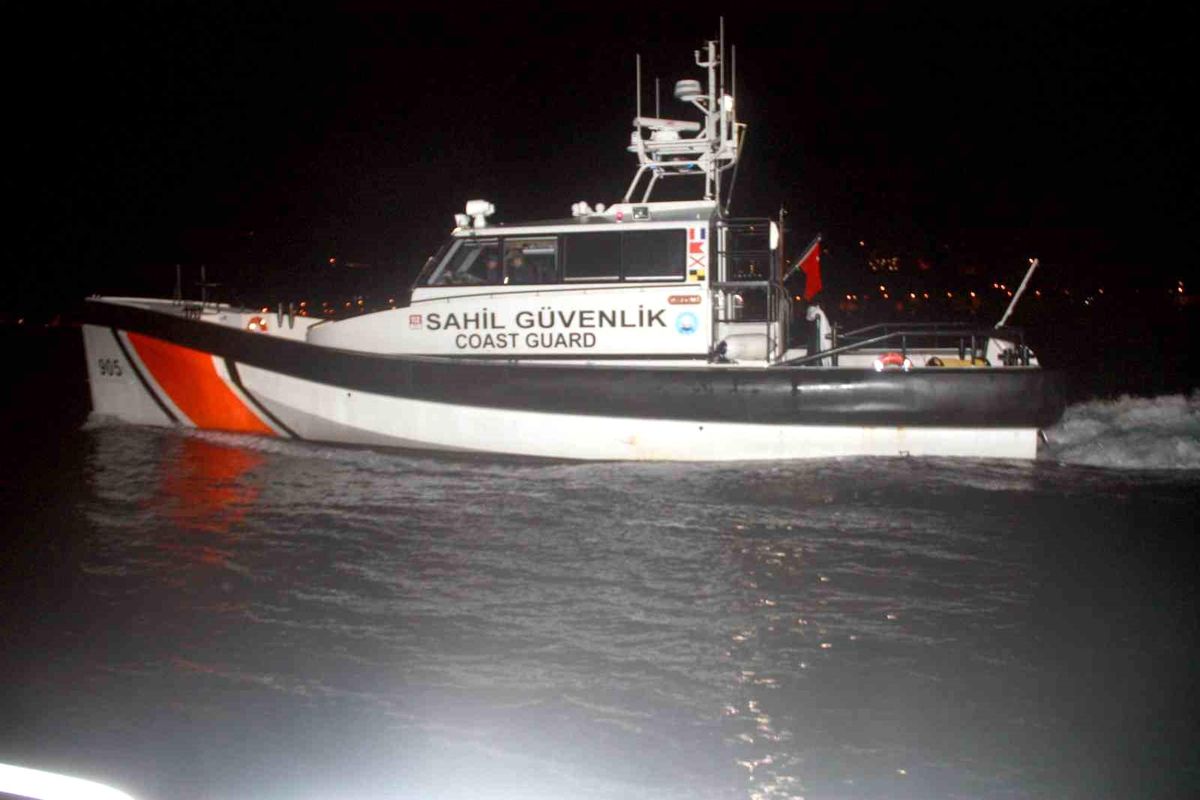 Ayvalık\'ta düzensiz göçmen botundan düşen bebek için arama kurtarma çalışması başlatıldı