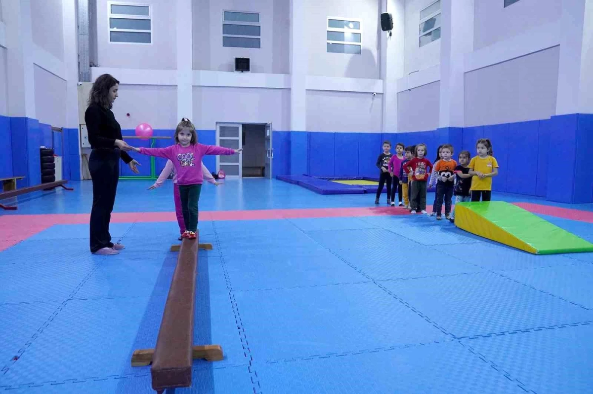 Tepebaşı Belediyesi Yunus Emre Spor Tesisleri\'nde Jimnastik Salonu Çocukların Yoğun İlgi Gösteriyor