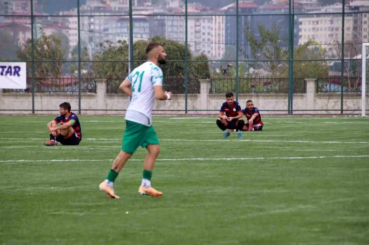 Rize Özel İdaresporlu Futbolcular Hakem Kararını Protesto Etti