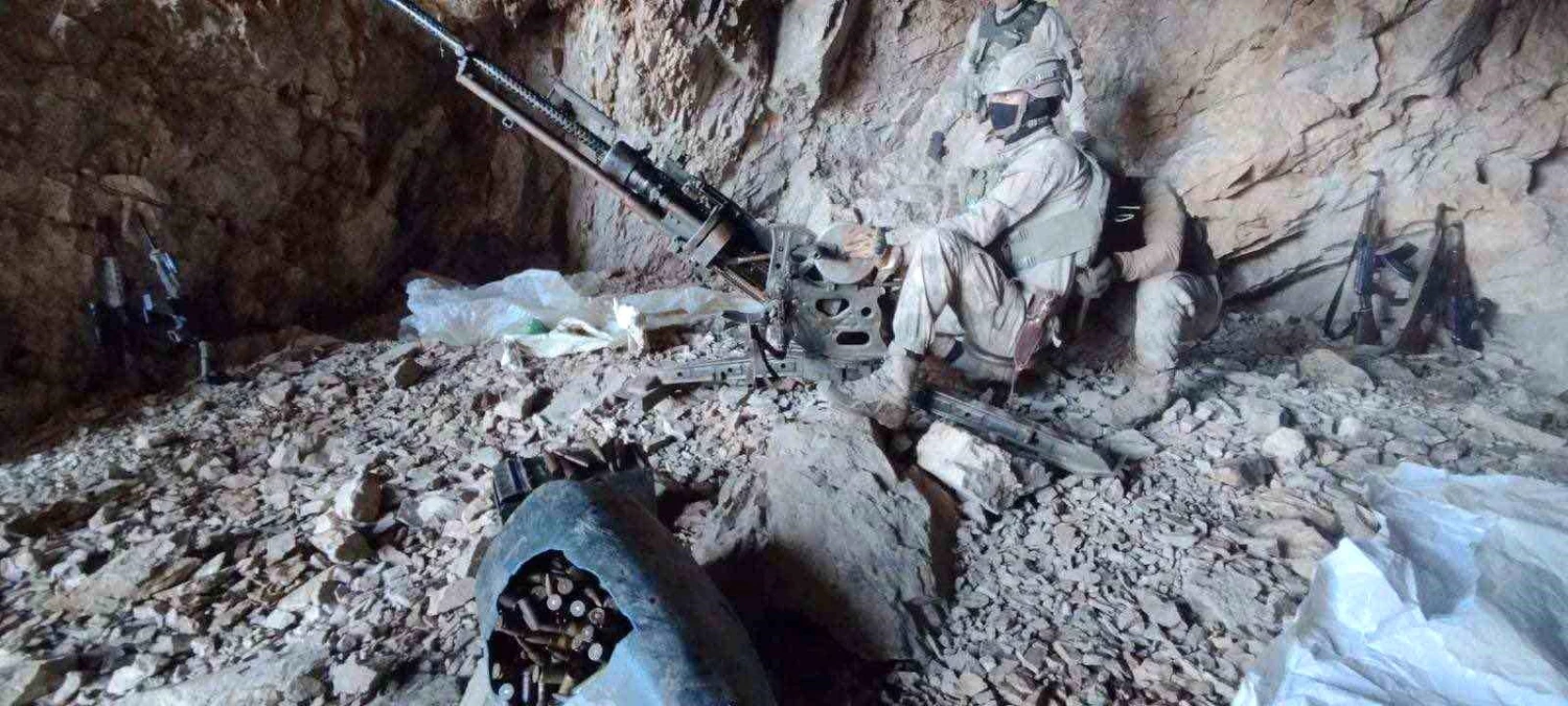 Hakkari\'de PKK\'ya yönelik operasyonda silah ve malzemeler ele geçirildi