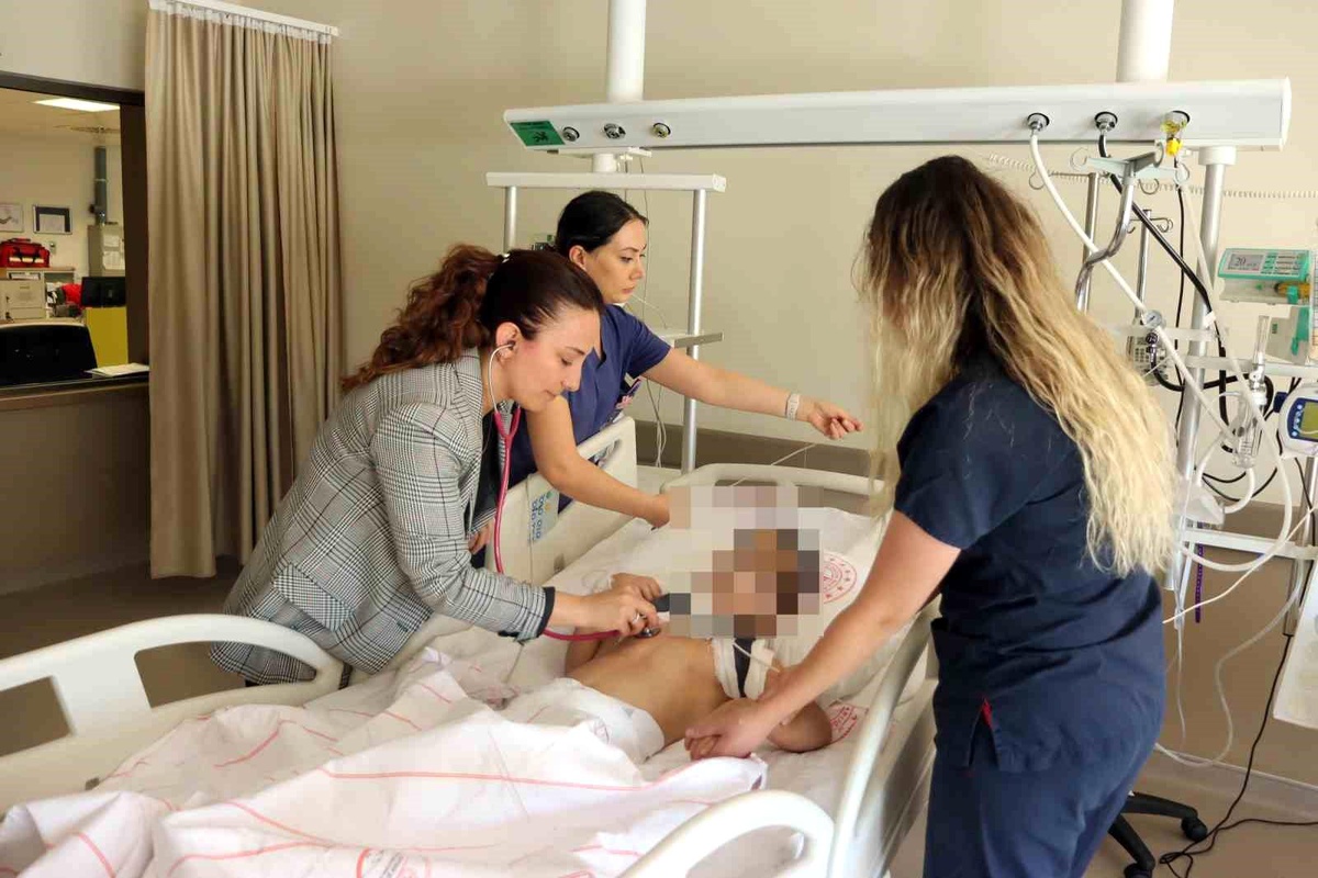 Hasta çocuklara "anne şefkati" ile bakıyorlar