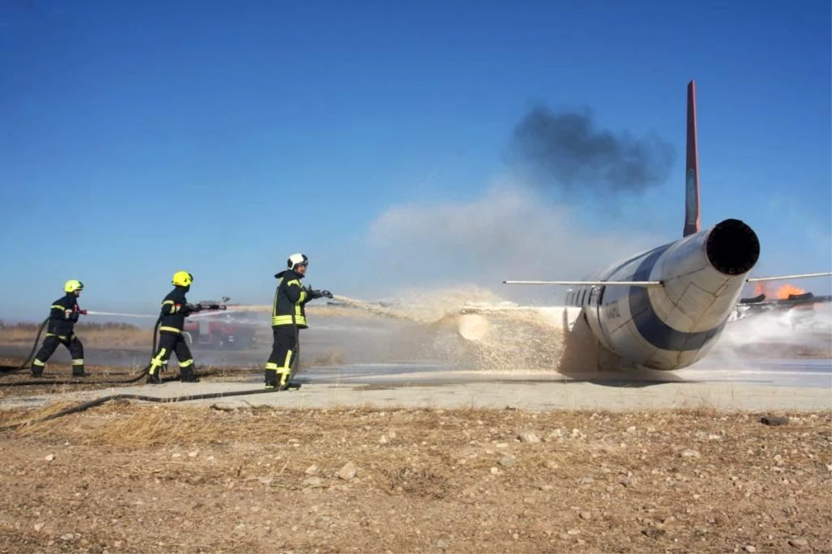 Adıyaman Havalimanında Uçak Düşme Tatbikatı Gerçeği Arattı