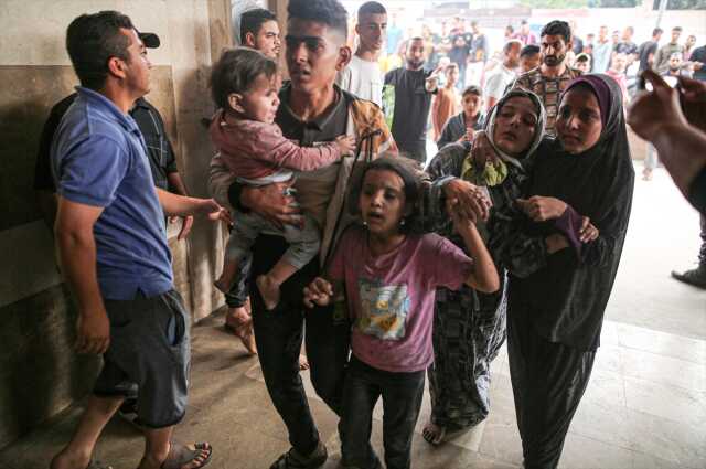 İsrail askerleri Gazze'de harabeye çevrilen okulda kutlama yaptı