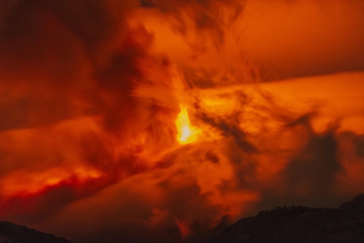İtalya\'daki Etna Yanardağı Kül ve Lav Püskürttü