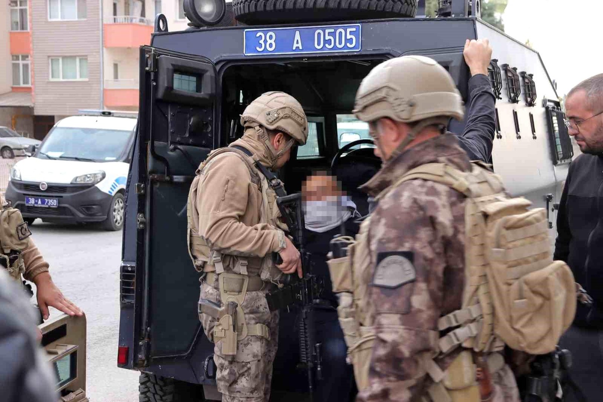 Kayseri\'de Psikolojik Sorunları Olan Şahıs Kendini Eve Kilitleyerek Ateşe Vermeye Çalıştı
