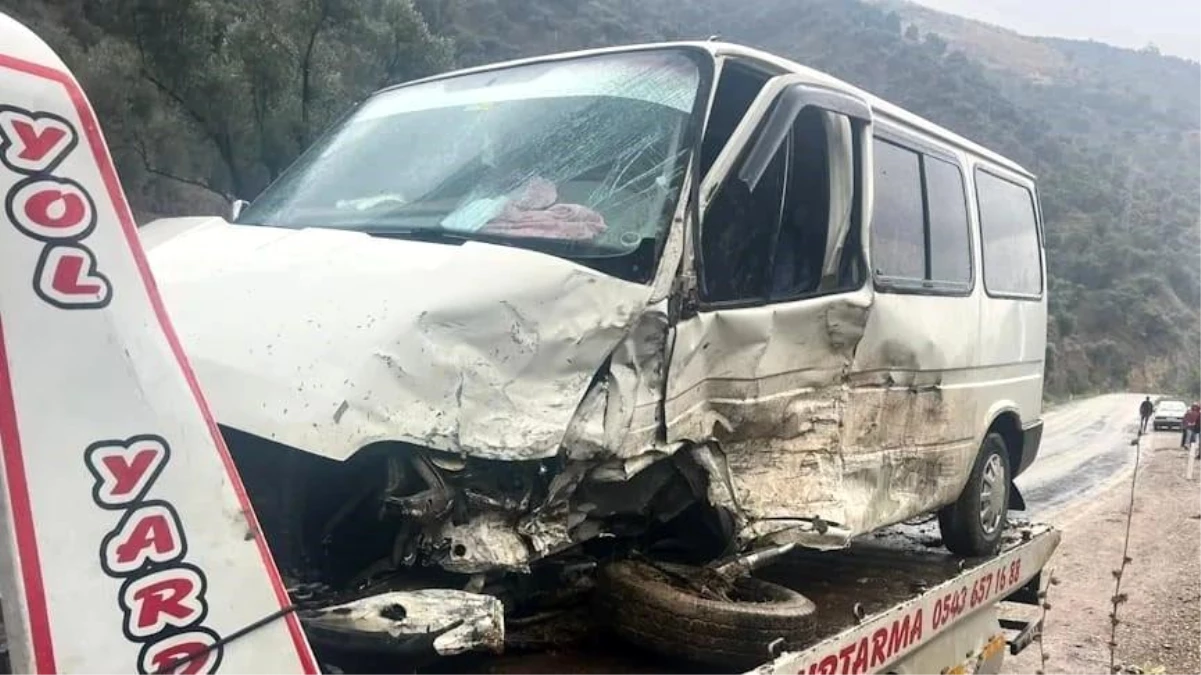 Aydın\'da minibüsler çarpıştı: 2 yaralı