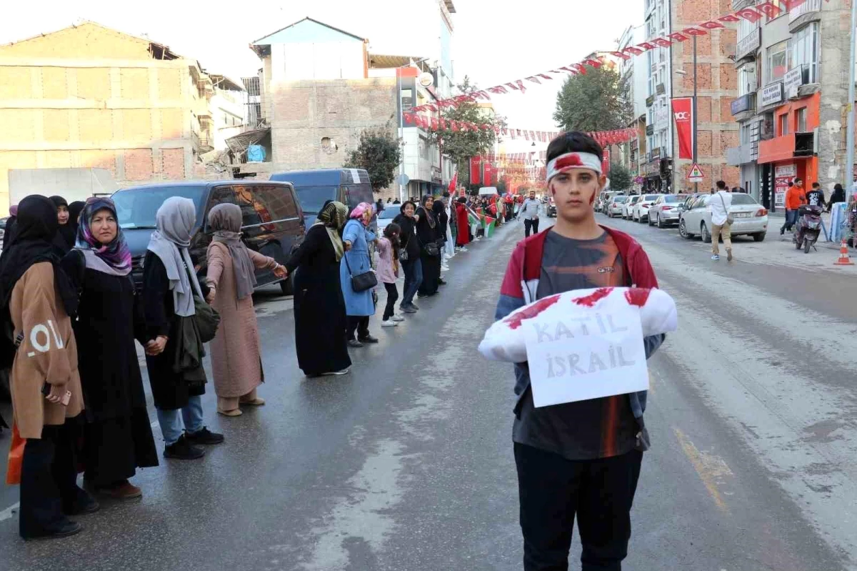 Malatya\'da Binlerce Kişi Gazze Şeridi Zinciri Yürüyüşüne Katıldı