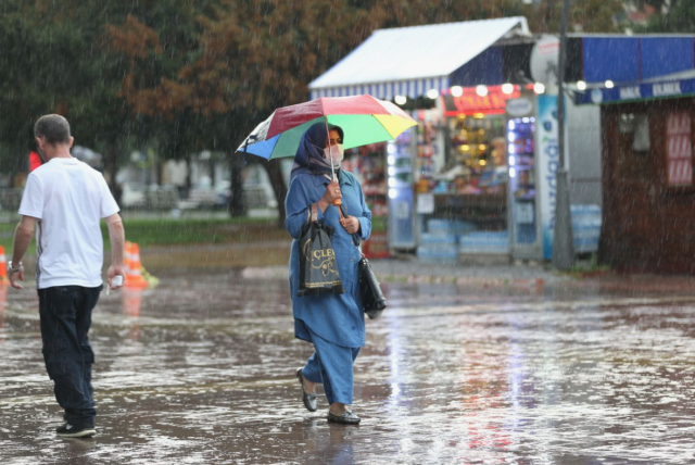 Meteoroloji'den İstanbul uyarısı: Yağış öğlen saatlerinde şiddetini artıracak, montsuz ve yağmurluksuz dışarı çıkmayın