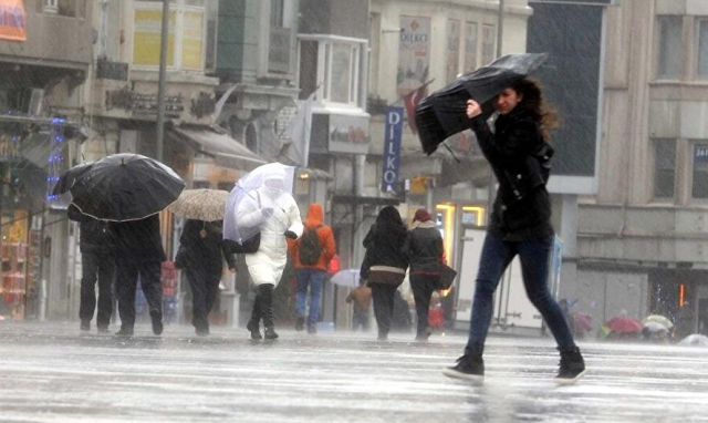 Meteoroloji'den İstanbul uyarısı: Yağış öğlen saatlerinde şiddetini artıracak, montsuz ve yağmurluksuz dışarı çıkmayın