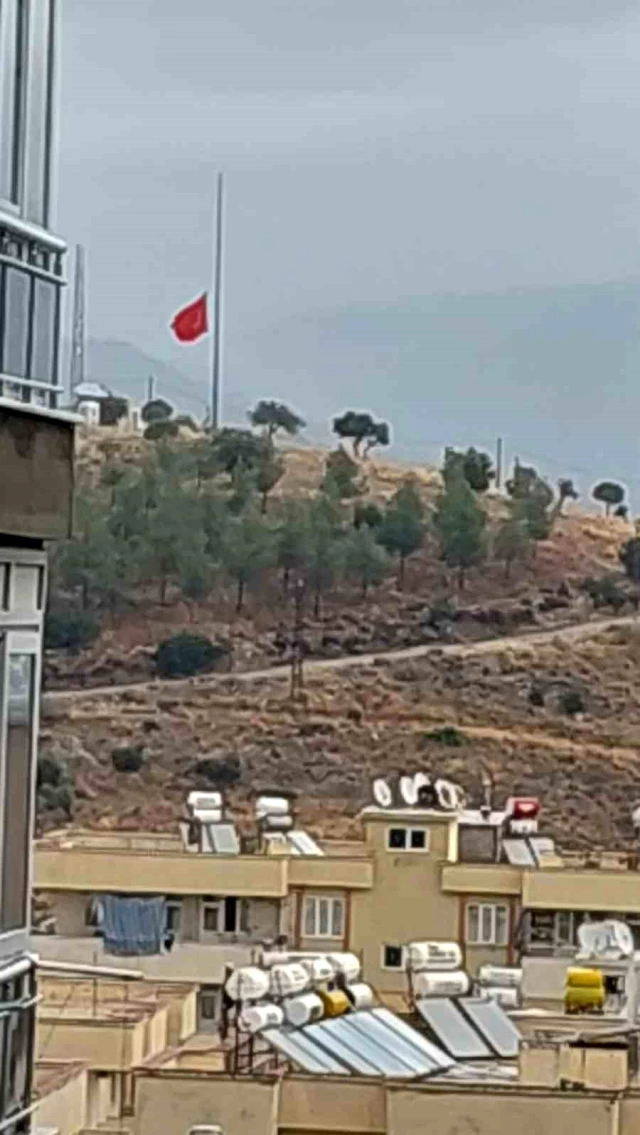 Muğla Milas'ta göndere çekilmeyen Türk bayrağı tepki topladı