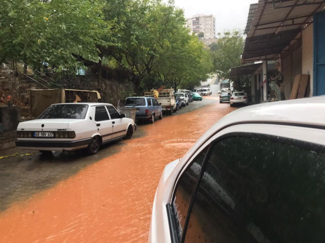 Milas'ta şiddetli yağış hayatı felç etti: Araçlar güçlükle ilerledi Altyapı çöktü, vatandaşlar isyan etti