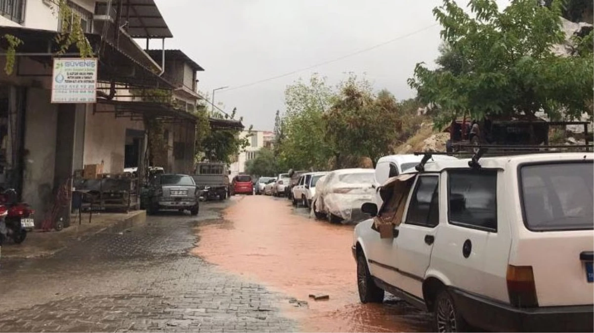 Milas\'ta şiddetli yağış hayatı felç etti! Vatandaşlar belediyeye isyan etti