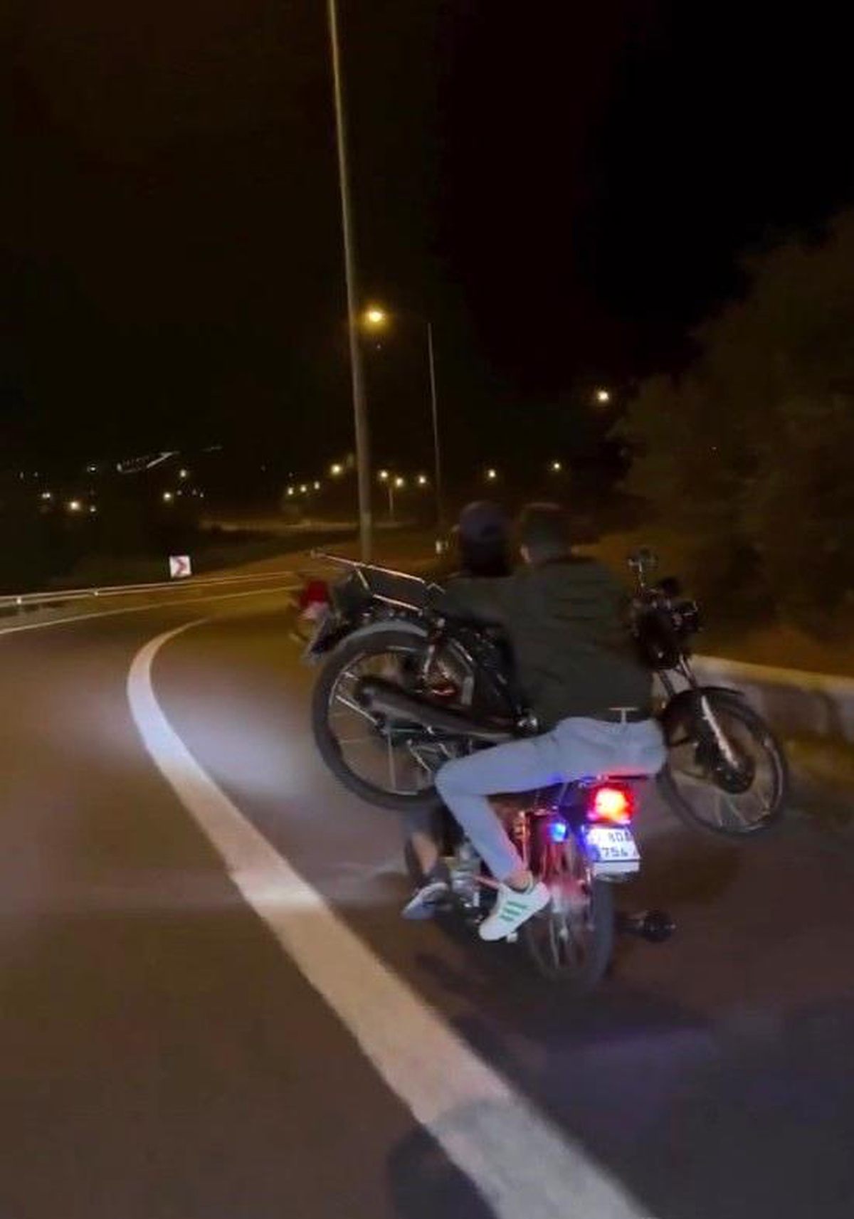 Şanlıurfa\'da Motosiklet Üzerinde Motosiklet Taşıyan İki Kişi Tehlike Saçtı