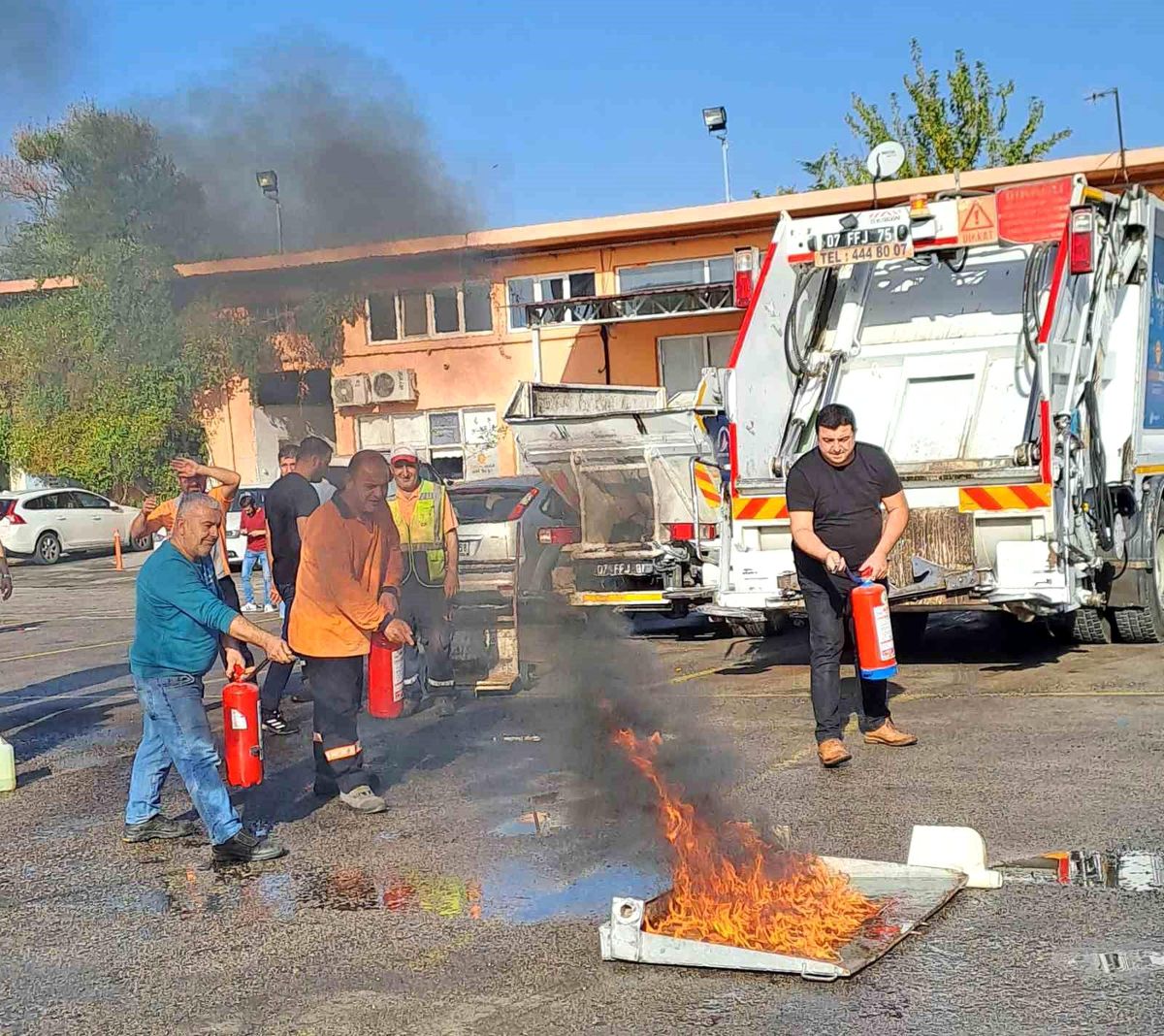 Muratpaşa Belediyesi Afete Hazırlık Günü kapsamında yangın tatbikatı yaptı