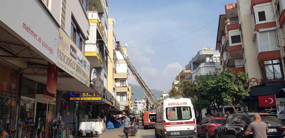 Alanya\'da unutulan yemek yangına neden oldu, kedi saksıdan kurtarıldı