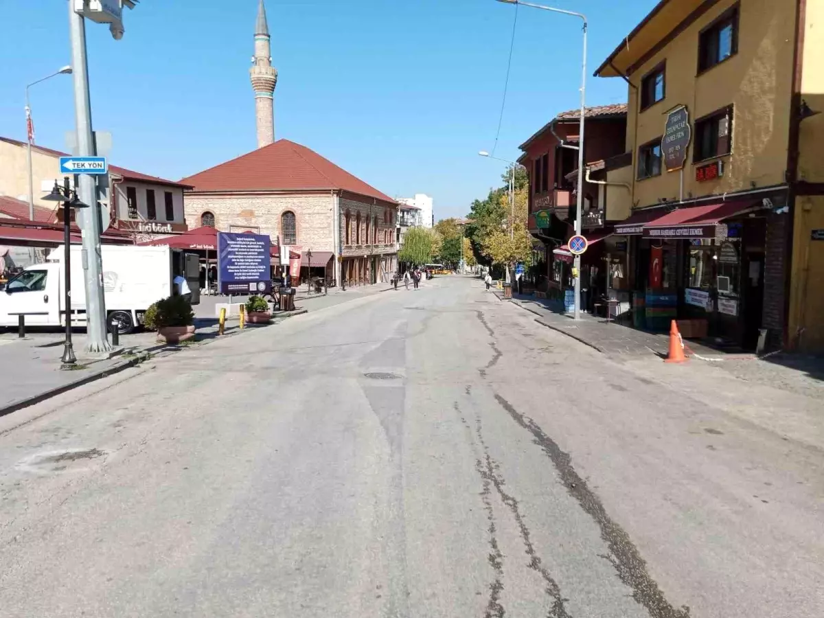 Eskişehir Tarihi Odunpazarı Evleri Esnafı, Kemal Zeytinoğlu Caddesi\'nin Saatlerinin Düzenlenmesini İstiyor