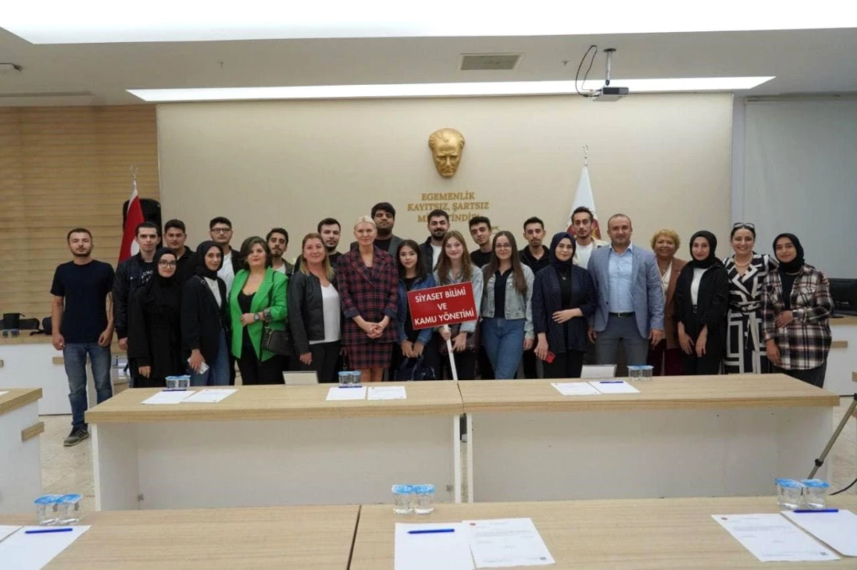Bilecik Belediyesi Meclis Toplantısına Üniversite Öğrencileri Katıldı