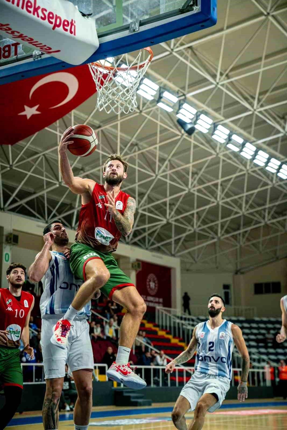 P. Karşıyaka, Büyükçekmece Basketbol\'u mağlup ederek dış sahada ilk galibiyetini aldı