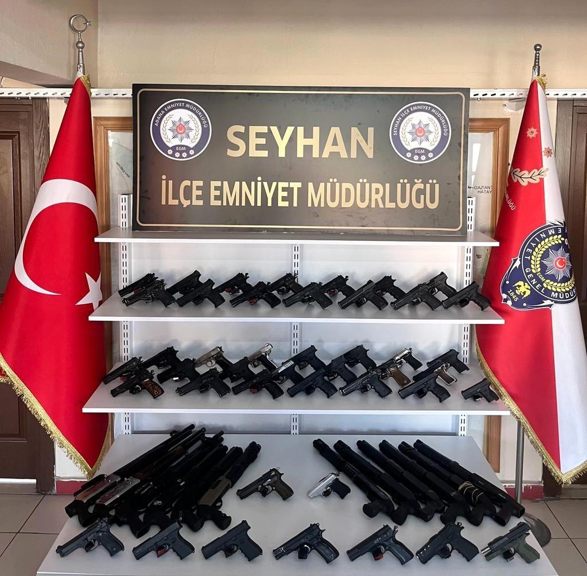 Adana\'da 63 Ruhsatsız Tabanca ve 2 Kilogram 760 Gram Bonzai Ele Geçirildi