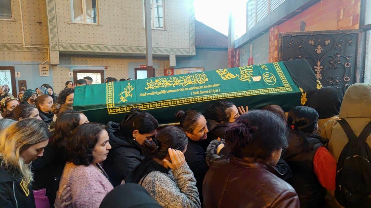 Sultangazi\'de Kıyafet Tartışmasında Öldürülen Kadın Son Yolculuğuna Uğurlandı