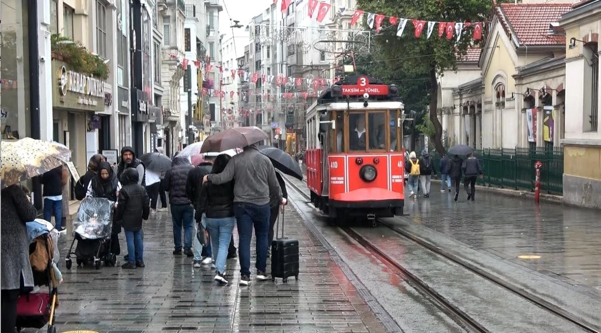 İstanbul\'da Sağanak Yağış: Turistler ve Vatandaşlar Yağmurdan Kaçtı