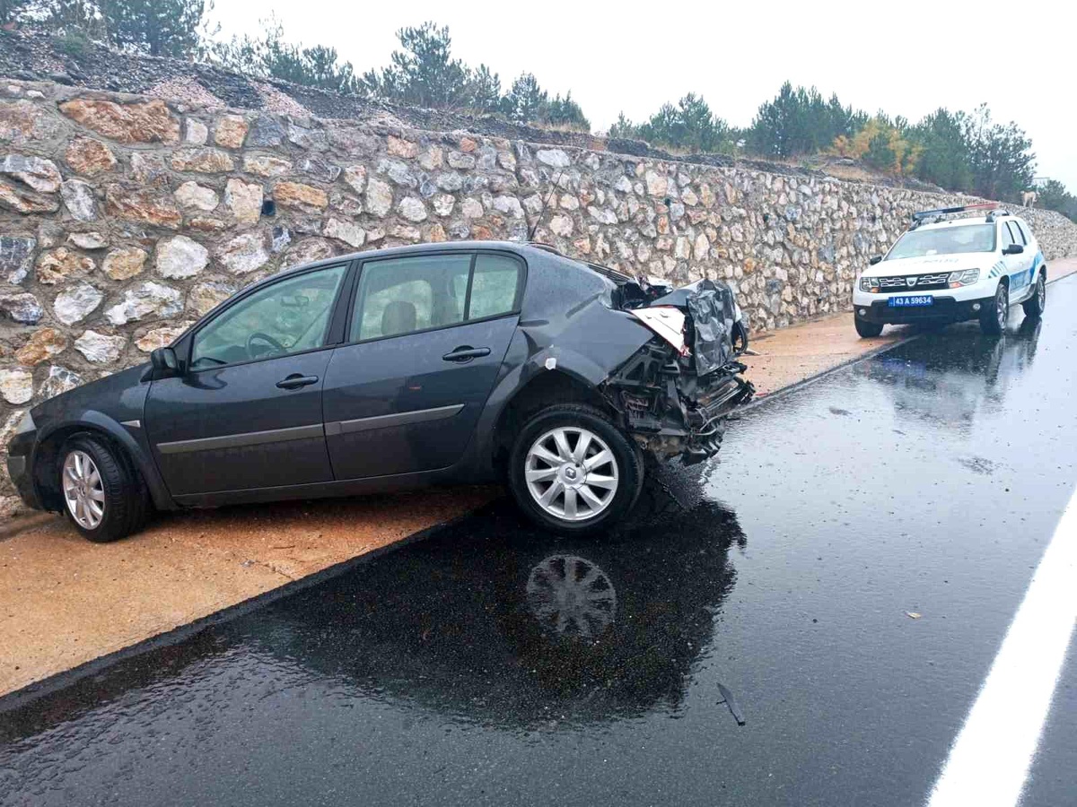 Kütahya\'da trafik kazası: Aynı aileden 5 kişi yaralandı