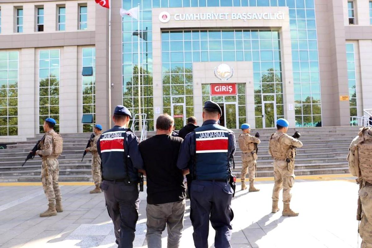 İçişleri Bakanlığı, Bölücü Terör Örgütü (BTÖ), DEAŞ, FETÖ ve sol terör örgütlerine yönelik düzenlenen operasyonlarda 255 terör örgütü mensubu...