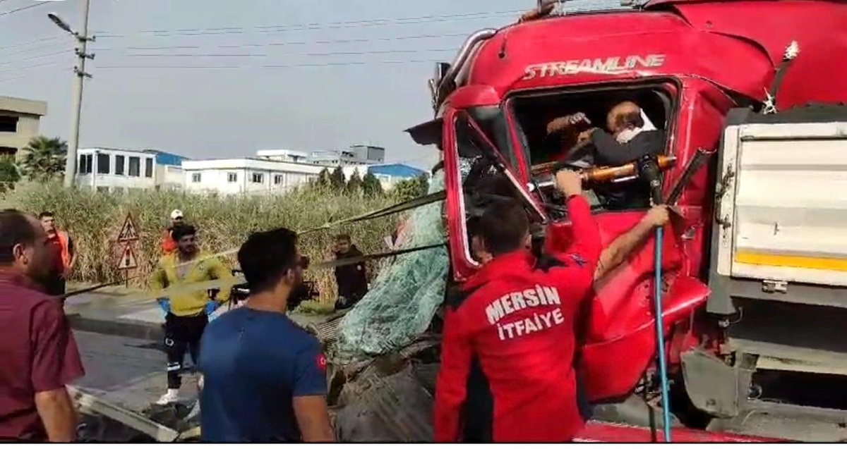 Mersin\'de Trafik Kazasında Tırda Sıkışan Sürücü Kurtarıldı